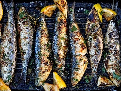 Печени риби сардини на скара с чесън и лимонов сок - снимка на рецептата